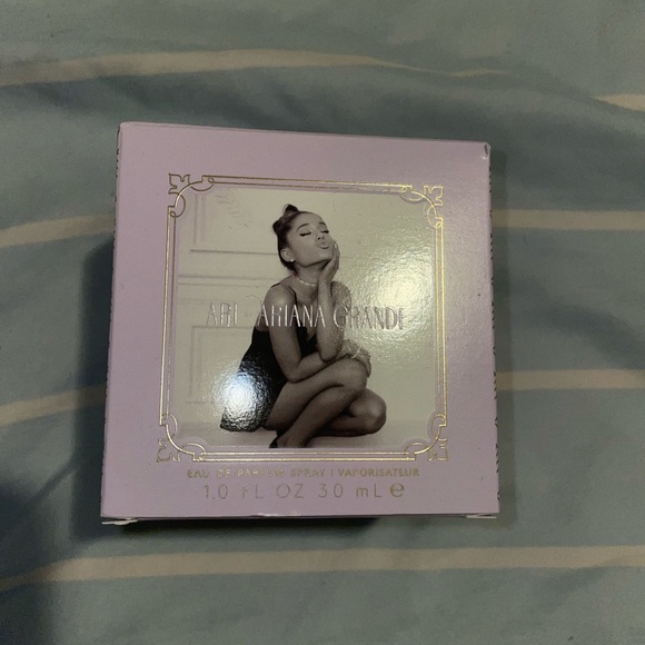 Air by Ariana Grande - Picture 3 of 6